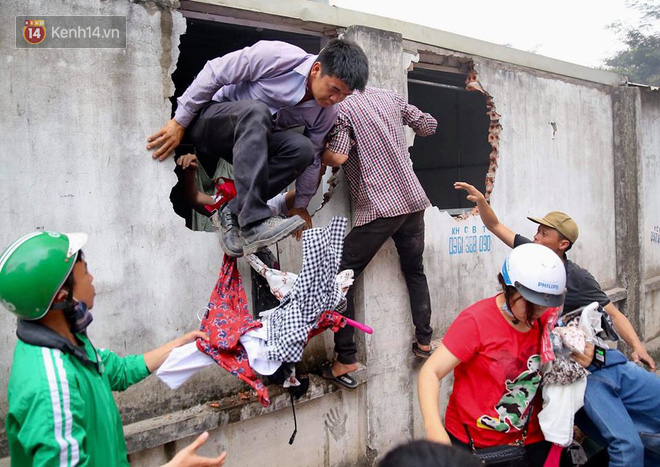 Tiểu thương chợ Quang sau vụ cháy thẫn thờ cứu tài sản Tieu thuong cho Quang sau vu chay than tho cuu tai san